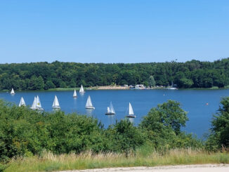 Aż 60 proc. badanych uważa, że aktywność to skuteczny rodzaj odpoczynku. Na zdjęciu: żaglówki na Jeziorze Kierskim.