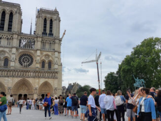 Kolejka oczekujących na wejście do katedry Notre-Dame.