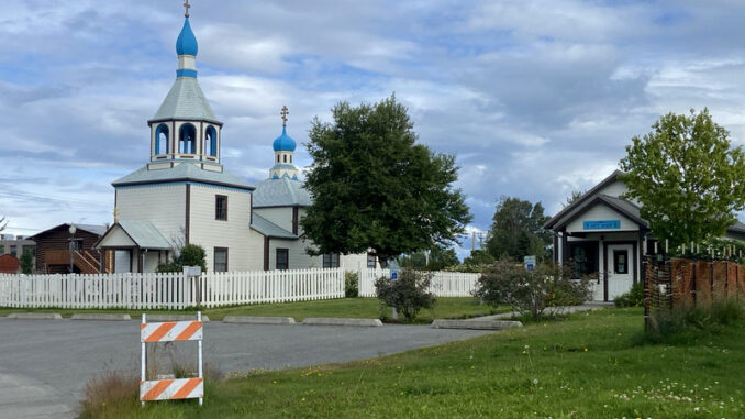 Tymczasem na Alasce słychać również oddźwięk ze strony lokalnej Cerkwi prawosławnej, która ogłosiła tydzień modlitwy o pokój w Ukrainie i Rosji.