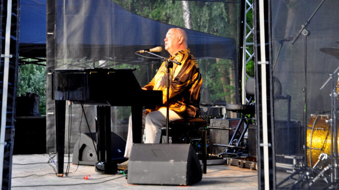 Na zdjęciu: Stanisław Sojka podczas koncertu na festiwalu jazzowym w Parku Rekreacyjno-Sportowym fairPlayce w Poznaniu.