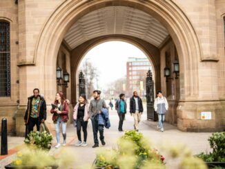 Przez ostatnich dziewięć lat, liczba zdających IELTS w Polsce zwiększyła się 3,5-krotnie. Sugeruje to rosnące zainteresowanie młodych ludzi studiami zagranicznymi.