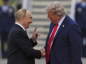 Trump i Putin witają się na czerwonym dywanie.Julia-Demaree-Nikhinson-Copyright-2025-The-AP.-All-rights-reserved..jpg