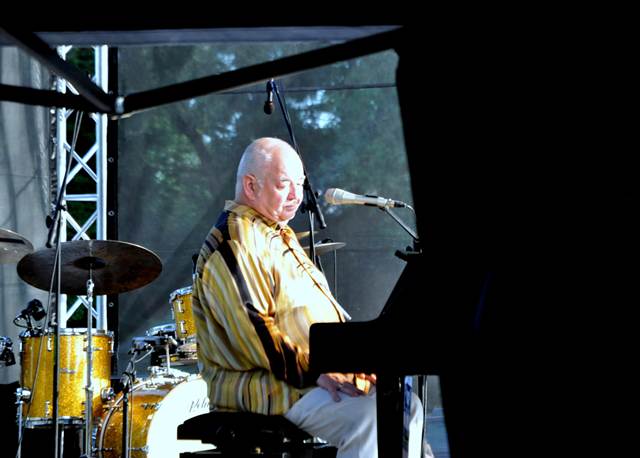 Obraz zawierający muzyka, koncert, instrument muzyczny, ubrania
Zawartość wygenerowana przez AI może być niepoprawna.