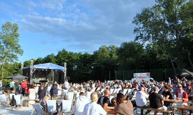 Obraz zawierający na wolnym powietrzu, niebo, drzewo, ubrania
Zawartość wygenerowana przez AI może być niepoprawna.