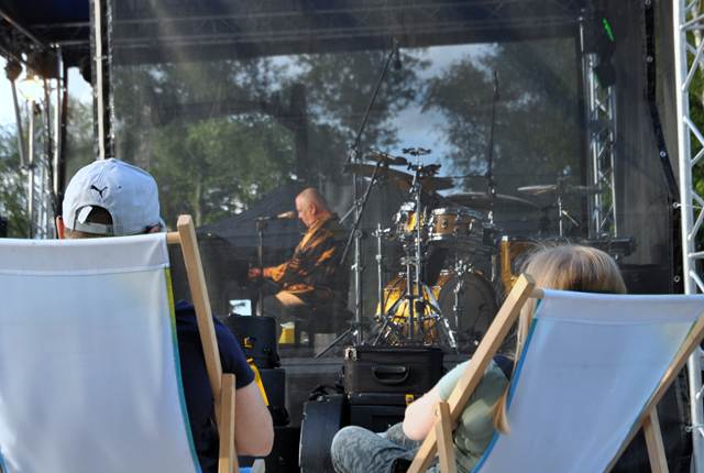 Obraz zawierający koncert, ubrania, osoba, człowiek
Zawartość wygenerowana przez AI może być niepoprawna.