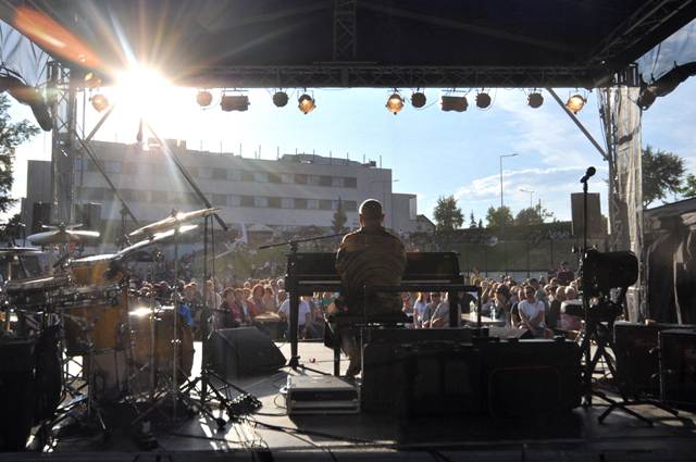 Obraz zawierający koncert, niebo, instrument muzyczny, na wolnym powietrzu
Zawartość wygenerowana przez AI może być niepoprawna.