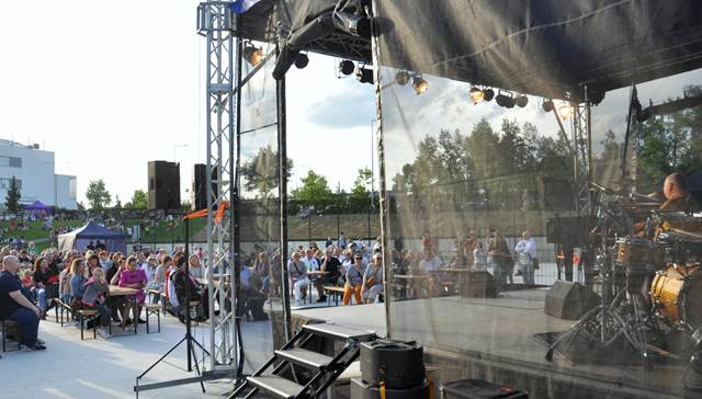 Obraz zawierający koncert, muzyka, niebo, na wolnym powietrzu
Zawartość wygenerowana przez AI może być niepoprawna.