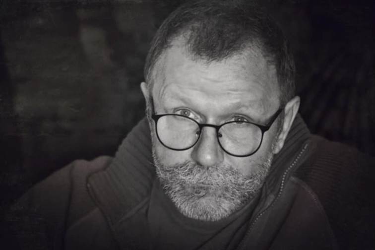 Obraz zawierający Ludzka twarz, osoba, portret, człowiek
Zawartość wygenerowana przez AI może być niepoprawna.