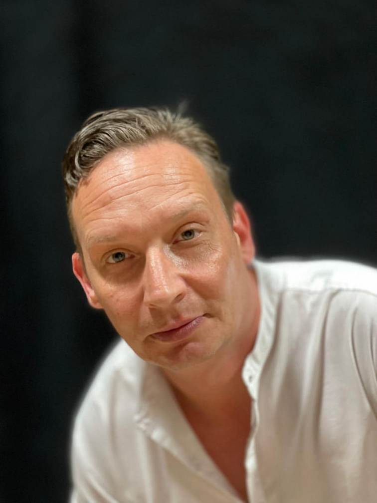 Obraz zawierający Ludzka twarz, osoba, ubrania, człowiek
Zawartość wygenerowana przez AI może być niepoprawna.