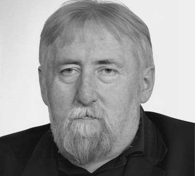 Lesław Ciesiółka przez lata zawodowo związany był z poznańskim oddziałem TVP. Przez lata był rzecznikiem prasowym Ginekologiczno-Położniczego Szpitala Klinicznego przy ulicy Polnej. Był wykładowcą Wydziału nauk Politycznych i Dziennikarstwa, opiekował się zespołami mediów akademickich.