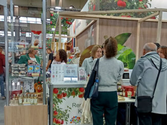 Na polskich stoiskach dominowały klasyki – wędliny, ryby, miody i dżemy, podawane hojnie, z polską dumą i serdecznością.