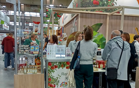 Na polskich stoiskach dominowały klasyki – wędliny, ryby, miody i dżemy, podawane hojnie, z polską dumą i serdecznością.