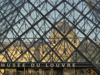 Paryskie muzeum Luwr, wizytówka francuskiej stolicy, przechowuje ok. 480 tys. eksponatów, jest odwiedzane przez blisko 9 mln turystów rocznie.