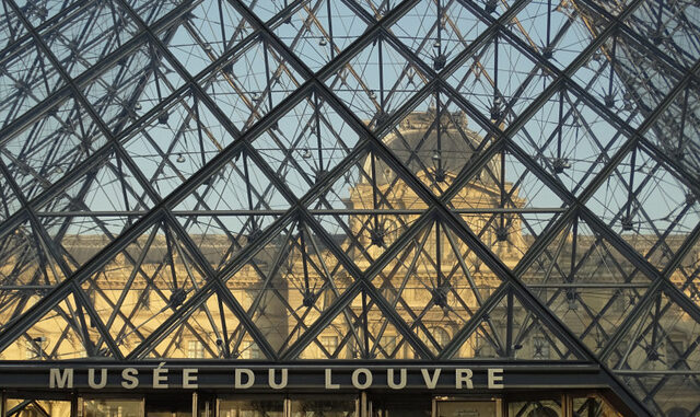 Paryskie muzeum Luwr, wizytówka francuskiej stolicy, przechowuje ok. 480 tys. eksponatów, jest odwiedzane przez blisko 9 mln turystów rocznie.