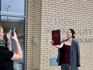 Na pamiątkę - zdjęcie z Pracą licencjacką w dłoni przed naszym budynkiem na Morasku.