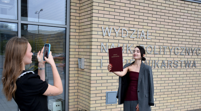 Na pamiątkę - zdjęcie z Pracą licencjacką w dłoni przed naszym budynkiem na Morasku.