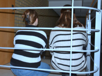 Obie dziewczyny założyły na siebie białe swetry w czarne paski. Usiadły w miejscu, w którym powstał wzór zazwyczaj kojarzony z więziennym uniformem.