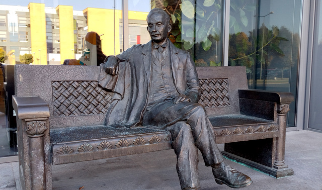 Posąg Kostrzewskiego na Morasku to nie tylko hołd dla pioniera archeologii, ale i inspiracja dla pokoleń studentów – symbol żywej historii w sercu kampusu.