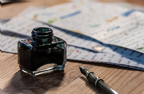 Organizatorzy zapewniają papier, koperty, długopisy, ołówki, a nawet pióra i atrament.