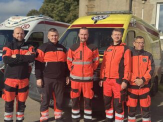 Ratownicy medyczni z wyruszają tam, gdzie krzyk życia miesza się z lękiem, a każda sekunda decyduje o wszystkim.
