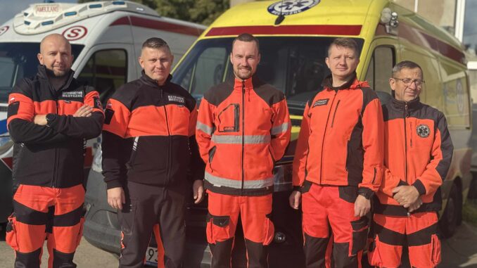 Ratownicy medyczni z wyruszają tam, gdzie krzyk życia miesza się z lękiem, a każda sekunda decyduje o wszystkim.