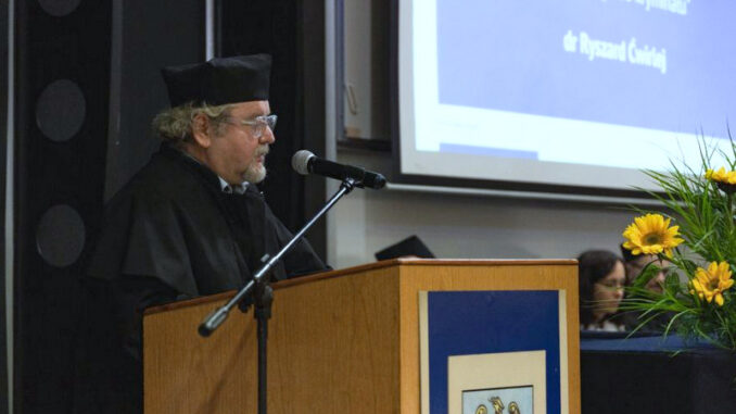 "Od socjologii do kryminału" to tytuł wykładu dr. Ryszarda Ćwirleja, wykładowcy Wydziału Nauk Politycznych i Dziennikarstwa UAM, inaugurującego rok na Wydziale Nauk Społecznych Uniwersytetu Śląskiego w Katowicach.