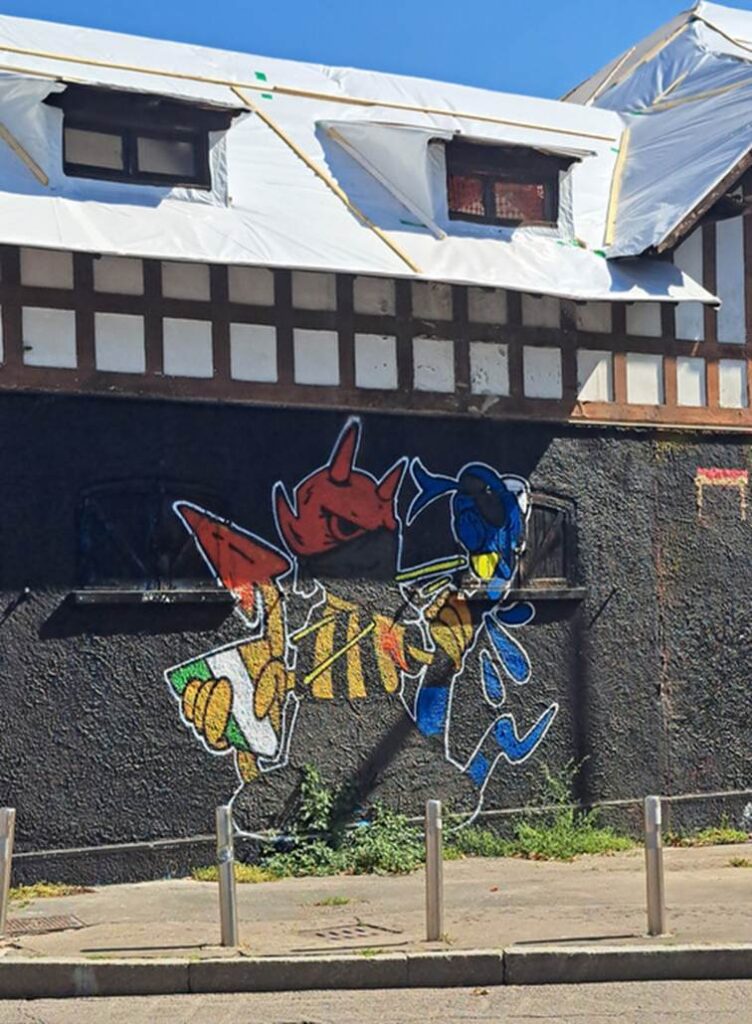 Obraz zawierający na wolnym powietrzu, budynek, obraz, mural
Zawartość wygenerowana przez AI może być niepoprawna.