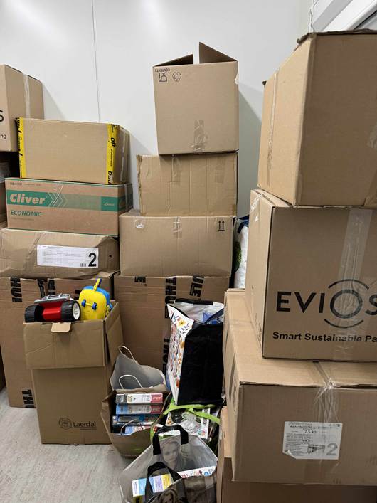 Obraz zawierający ubrania, ściana, osoba, w pomieszczeniu
Zawartość wygenerowana przez AI może być niepoprawna.