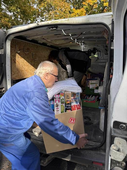 Obraz zawierający osoba, ubrania, na wolnym powietrzu, pojazd
Zawartość wygenerowana przez AI może być niepoprawna.