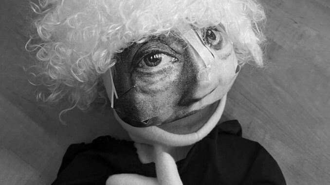 Na wystawie można zobaczyć sztukę w postaci filmów, zdjęć oraz instalacji artystycznych, przy akompaniamencie eksperymentalnej muzyki i narracji.