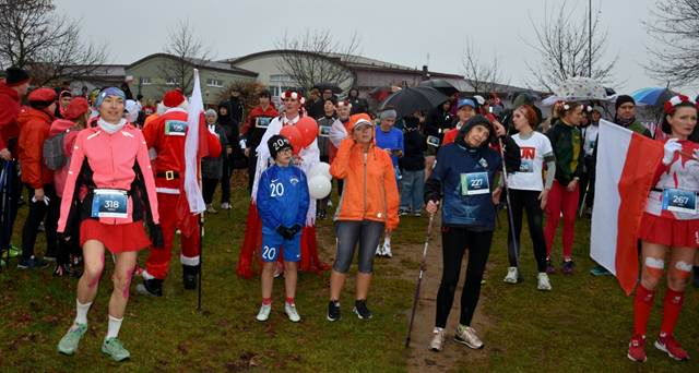 Obraz zawierający osoba, na wolnym powietrzu, sport, obuwie
Zawartość wygenerowana przez AI może być niepoprawna.