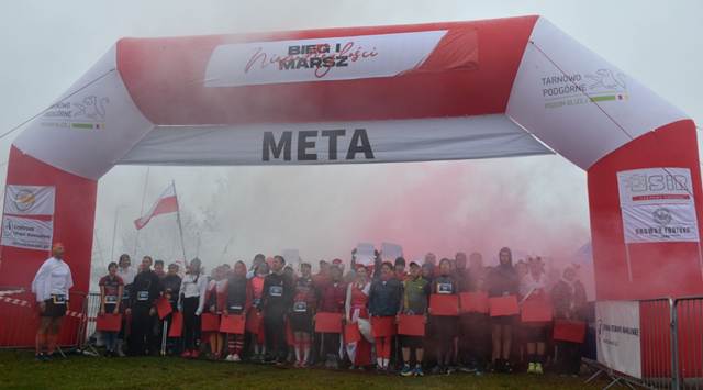 Obraz zawierający niebo, tekst, na wolnym powietrzu, trawa
Zawartość wygenerowana przez AI może być niepoprawna.