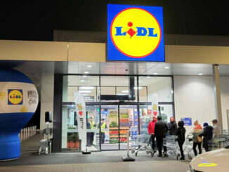 Lidl w Buku ok. 15 minut przed otwarciem. Przek sklepem pierwsi klienci.