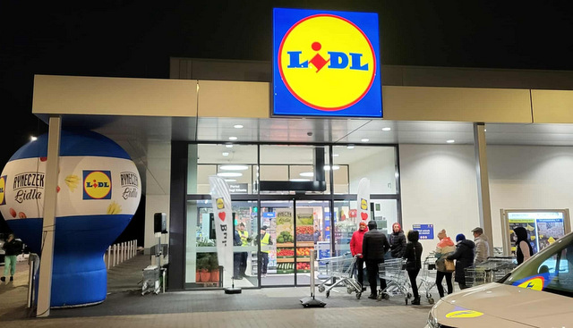 Lidl w Buku ok. 15 minut przed otwarciem. Przek sklepem pierwsi klienci.