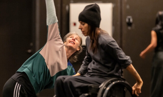 Niedostępna edukacja ogranicza dostęp do zawodu, co następnie fałszywie sugeruje niskie „zapotrzebowanie” wśród osób z niepełnosprawnością na edukację artystyczną i/lub pracę w zawodach artystycznych.