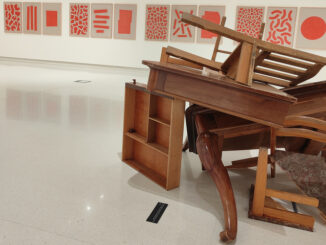 Wystawa w GALERII MIEJSKIEJ ARSENAŁ "Tak albo nie i vice versa" JAROSŁAWA KOZŁOWSKIEGO to kontynuacja, prowadzonej przez artystę od wielu lat, przewrotnej gry z pojęciem sztuka.