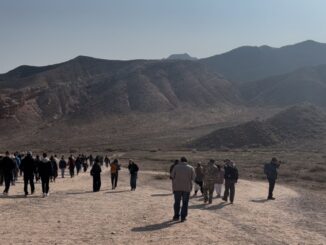 Turyści eksplorujący Kanion Czaryński