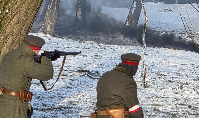 Szturm na lotnisko rozpoczął się już o 6:30 oddaniem strzałów z Wzgórza Berlińskiego, toteż po dziś właśnie o tej godzinie, na wzgórzu odbywają się obchody zwycięskiej dla powstańców bitwy.