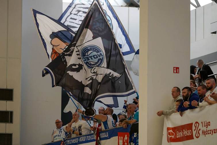 Obraz zawierający ściana, kreskówka, w pomieszczeniu, sztuka
Zawartość wygenerowana przez AI może być niepoprawna.