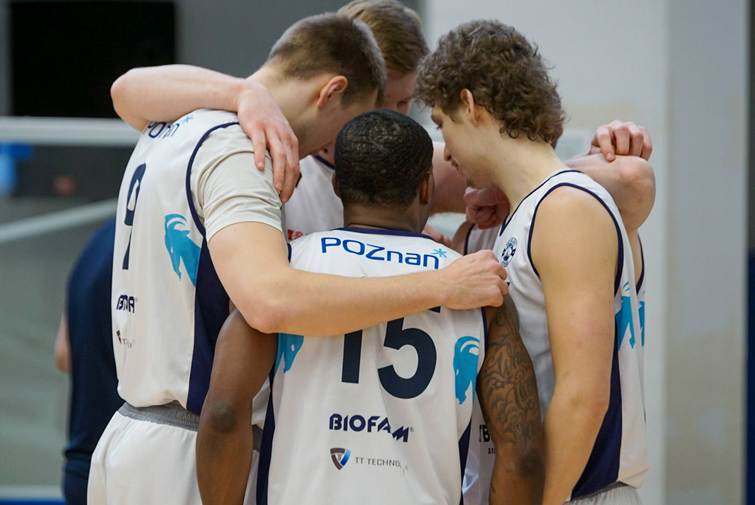 Obraz zawierający sport, zawody lekkoatletyczne, osoba, Uniform sportowy
Zawartość wygenerowana przez AI może być niepoprawna.