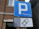 Znak informujący o odpłatności za parking.