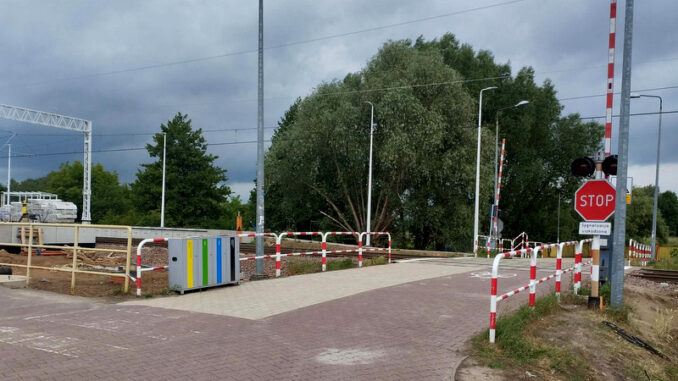 Przejście pieszo-rowerowe przez przejazd kolejowy (ul. Stróżyńskiego).