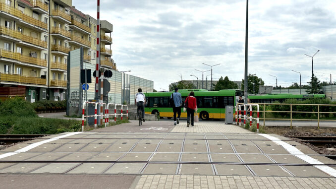 Przejście przez tory kolejowe na Morasku już dostępne.
