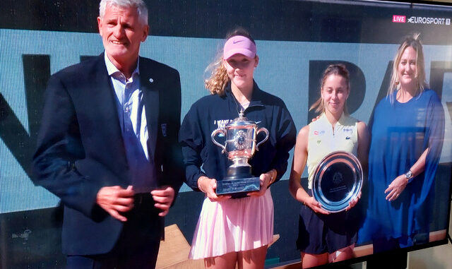Finalistki Roland Garros 2026 z trofeami.
