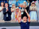 Alexander Zverev z pucharem zwycięzcy Roland Garros 2026.