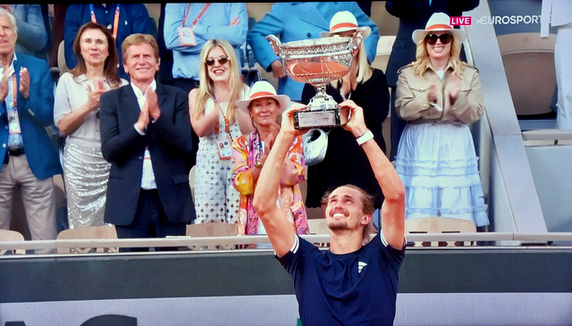 Alexander Zverev z pucharem zwycięzcy Roland Garros 2026.