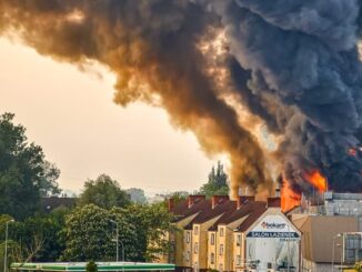 Kłęby czarnego dymy nad płonącą halą na terenie Gorzowskiego Rynku Hurtowego przy ulicy Targowej.