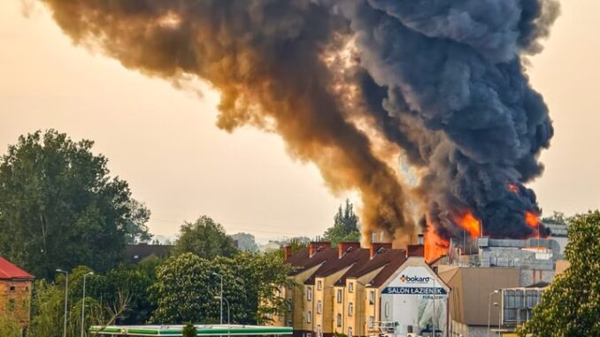 Kłęby czarnego dymy nad płonącą halą na terenie Gorzowskiego Rynku Hurtowego przy ulicy Targowej.