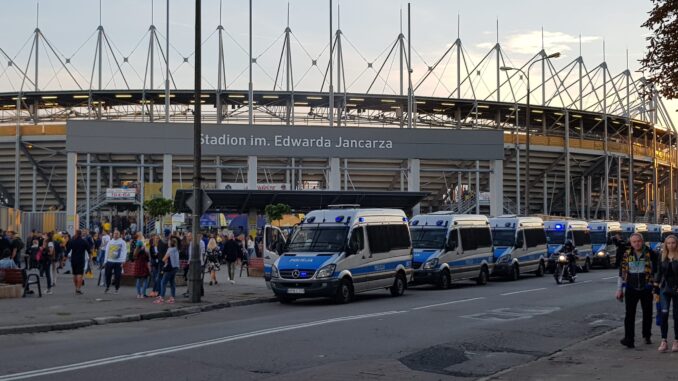 Przed stadionem im. Edwarda Jancarza w Gorzowie Wielkopolskim.