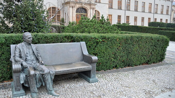 Ławeczka Heliodora Święcickiego przed budynkiem UAM.